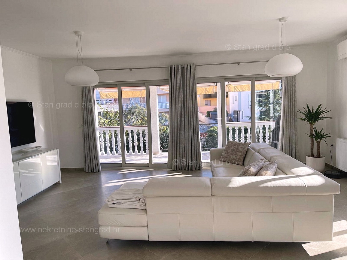 Malinska, apartmajska hiša z 9 apartmaji in bazenom, blizu morja!