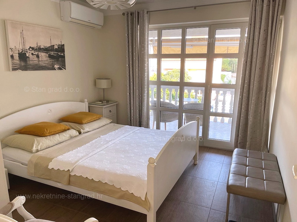 Malinska, apartmajska hiša z 9 apartmaji in bazenom, blizu morja!