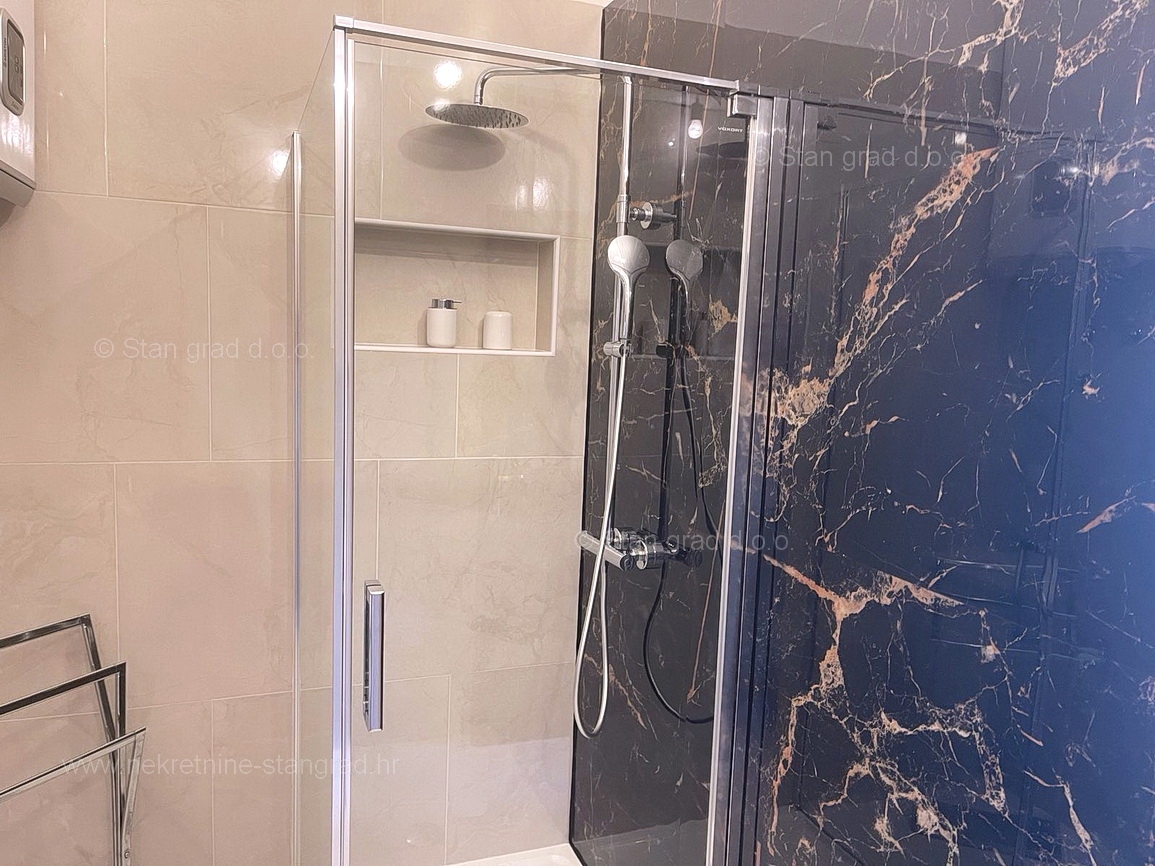 Malinska, apartmajska hiša z 9 apartmaji in bazenom, blizu morja!