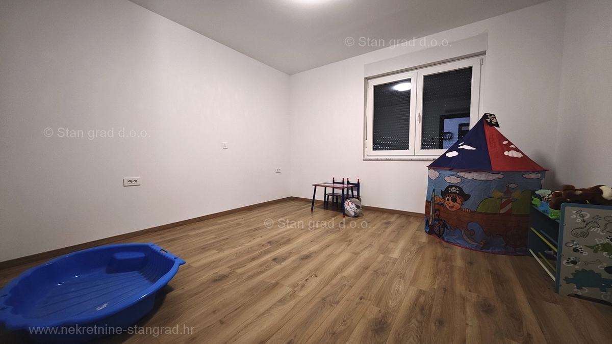Vrbnik, nizkoenergijska hiša s prostornim vrtom!