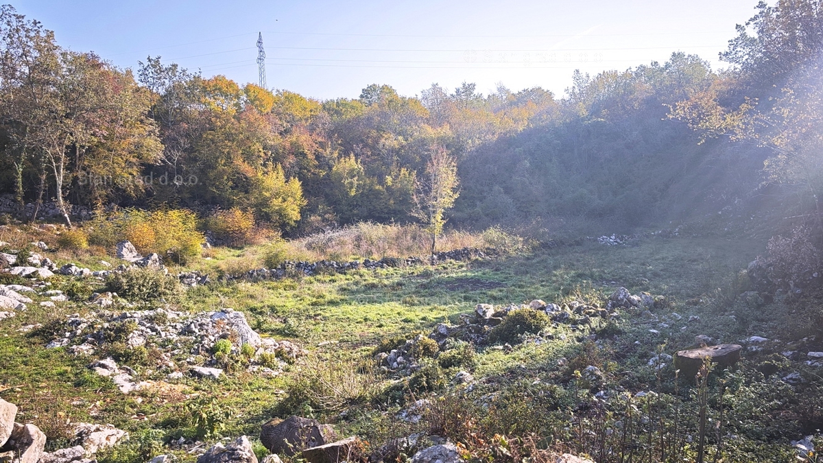 Malinska, prostorno gradbišče na mirni lokaciji!