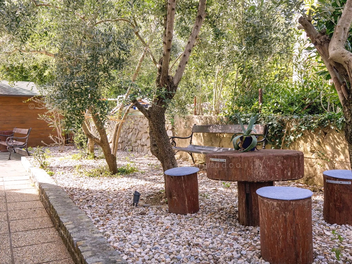 Okolica Krka, samostojna hiša z bazenom na mirni lokaciji!