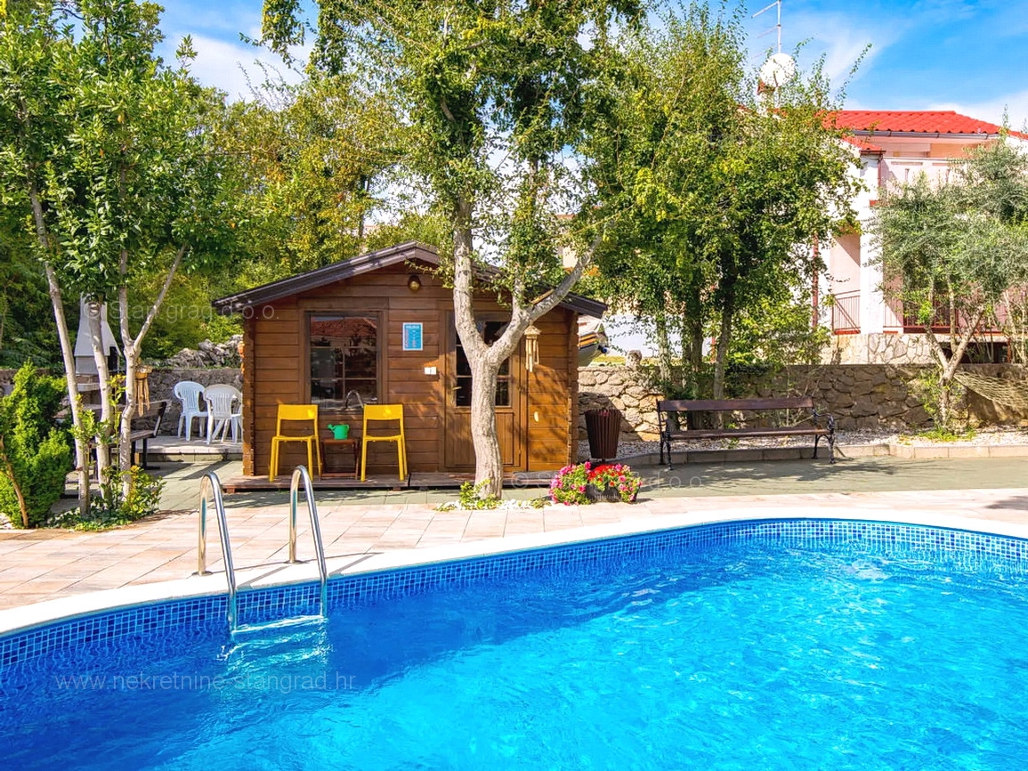 Okolica Krka, samostojna hiša z bazenom na mirni lokaciji!