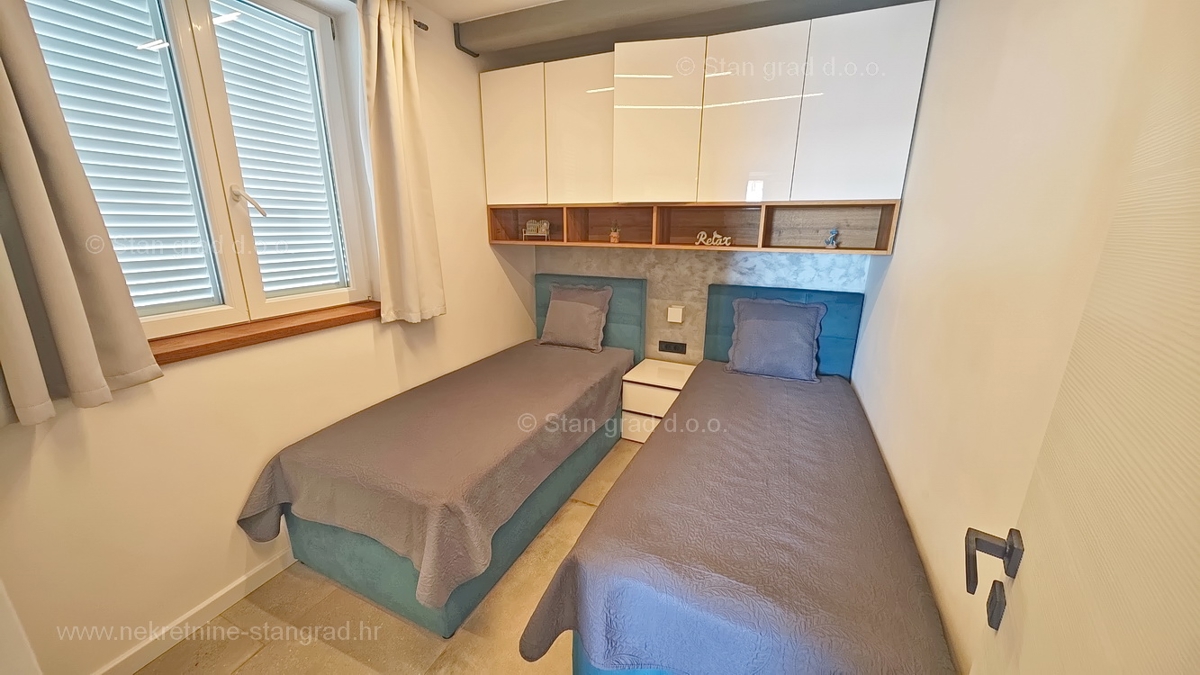 Malinska, opremljen trisobni apartma s pogledom na morje!