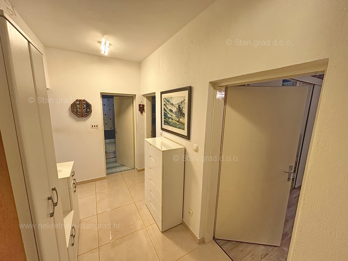 Malinska, opremljena hiša s 5 apartmaji v neposredni bližini morja!