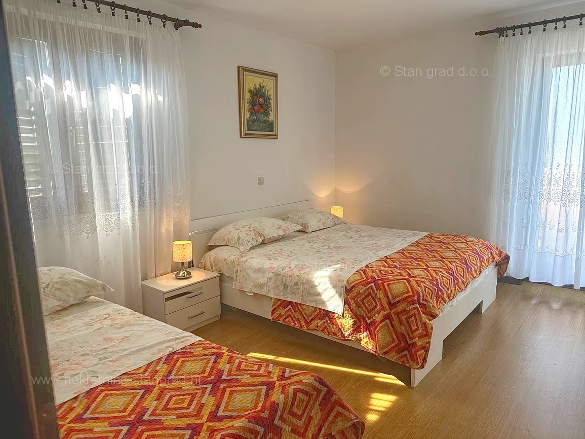 Malinska, opremljena hiša s 5 apartmaji v neposredni bližini morja!