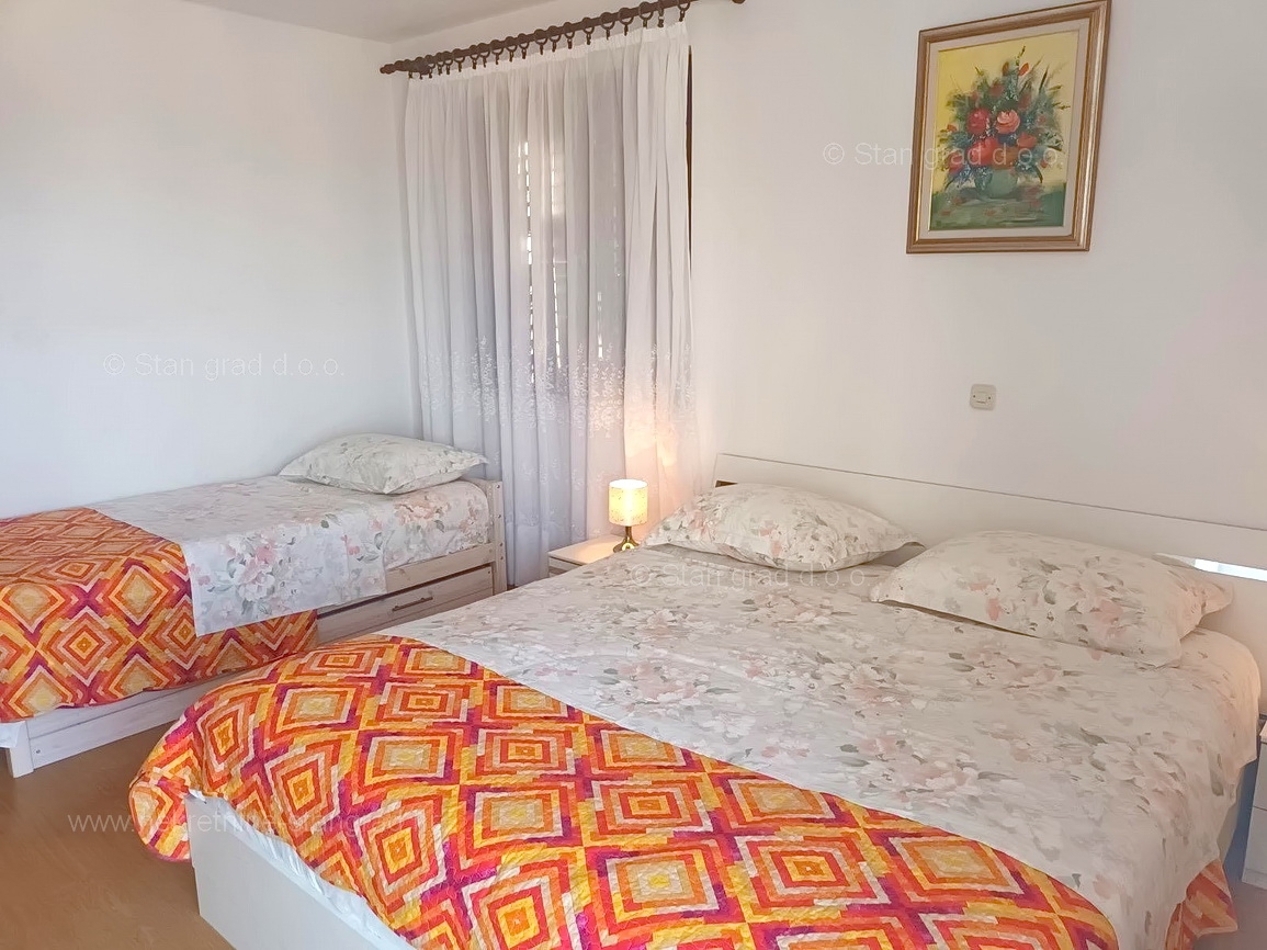 Malinska, opremljena hiša s 5 apartmaji v neposredni bližini morja!
