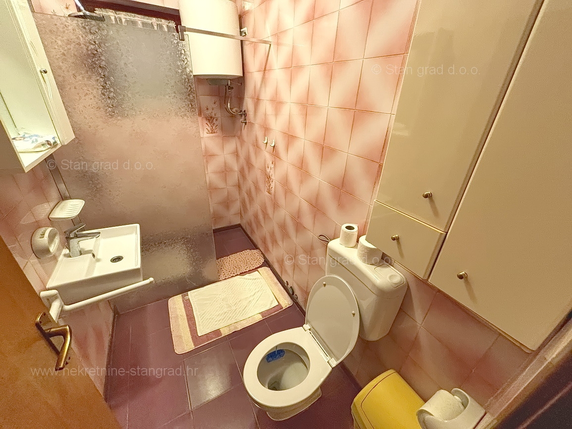 Malinska, opremljena hiša s 5 apartmaji v neposredni bližini morja!