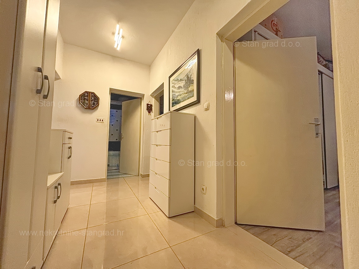 Malinska, opremljena hiša s 5 apartmaji v neposredni bližini morja!