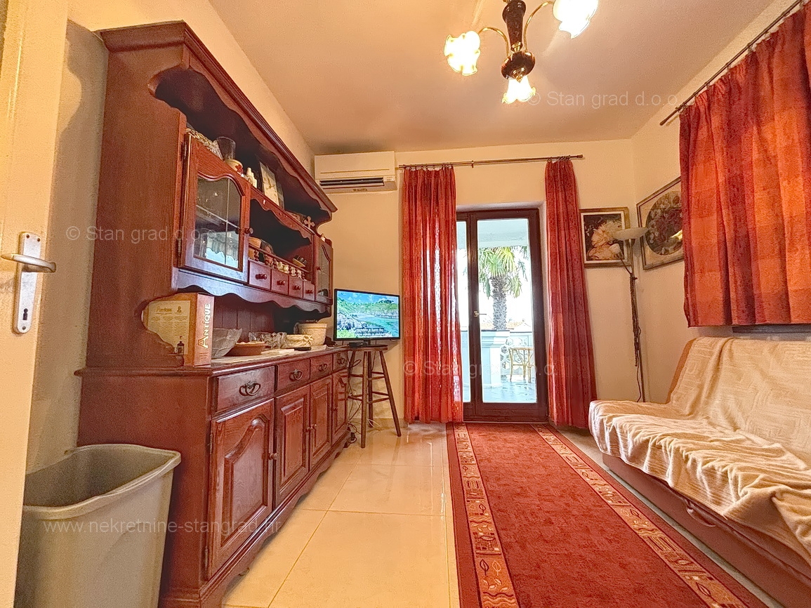 Malinska, opremljena hiša s 5 apartmaji v neposredni bližini morja!