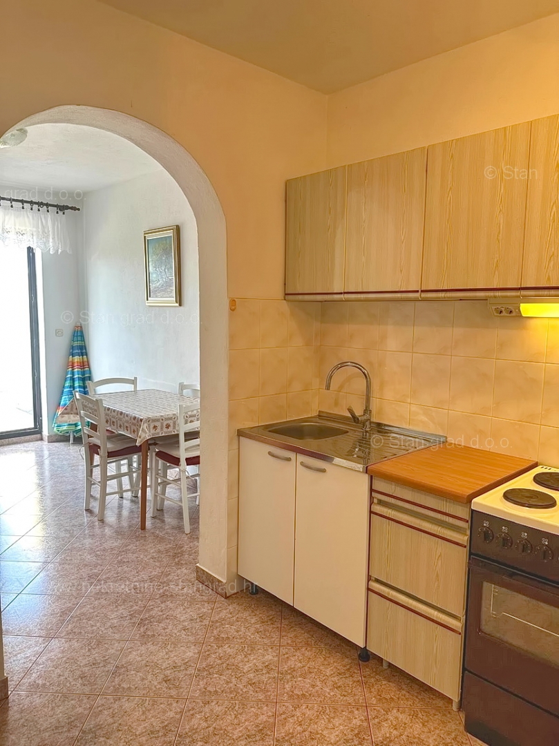 Malinska, opremljena hiša s 5 apartmaji v neposredni bližini morja!