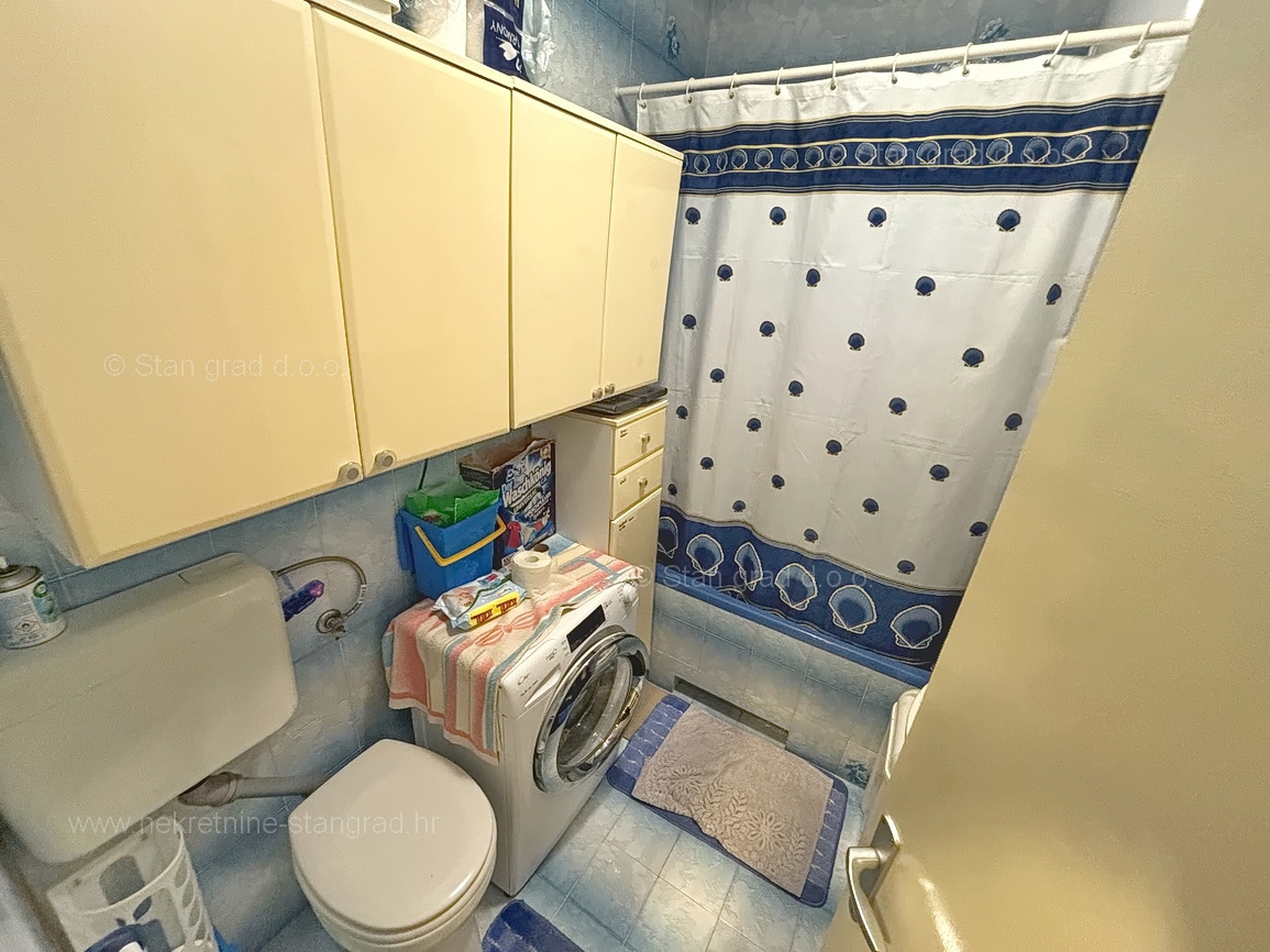 Malinska, opremljena hiša s 5 apartmaji v neposredni bližini morja!