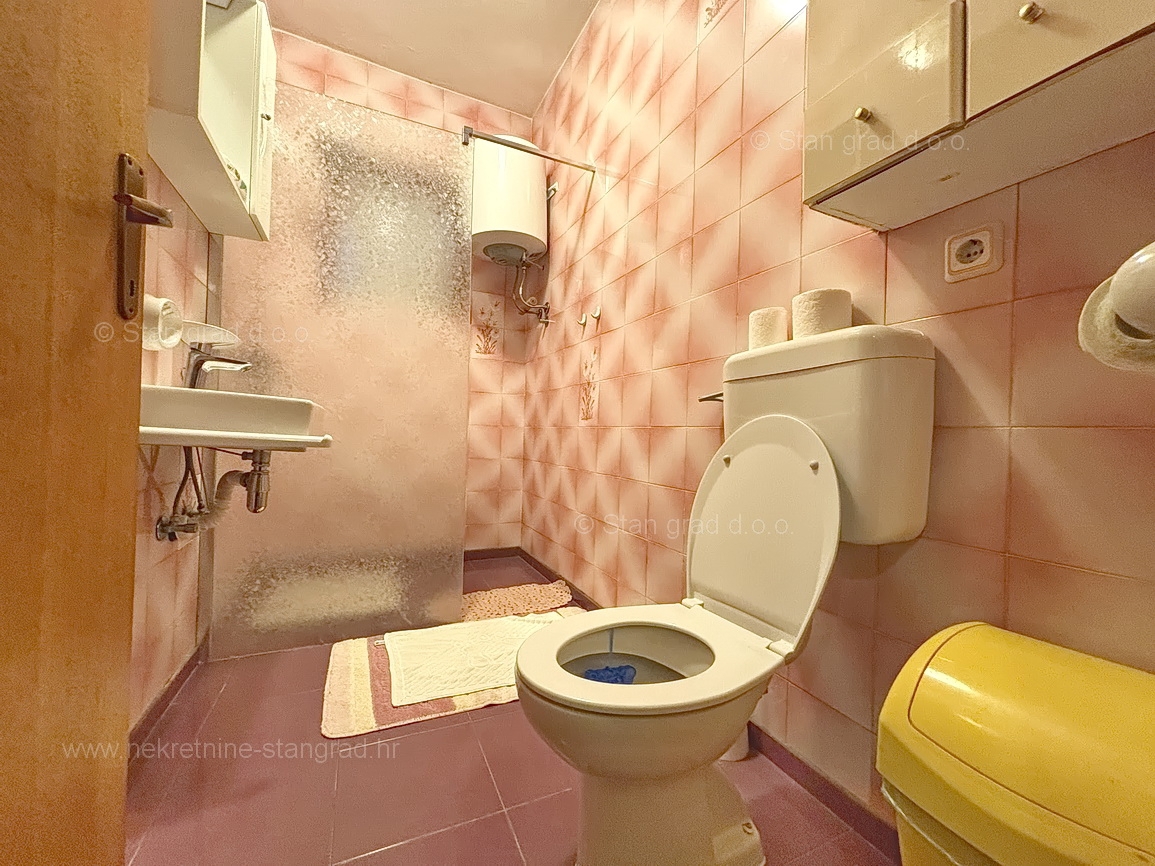 Malinska, opremljena hiša s 5 apartmaji v neposredni bližini morja!