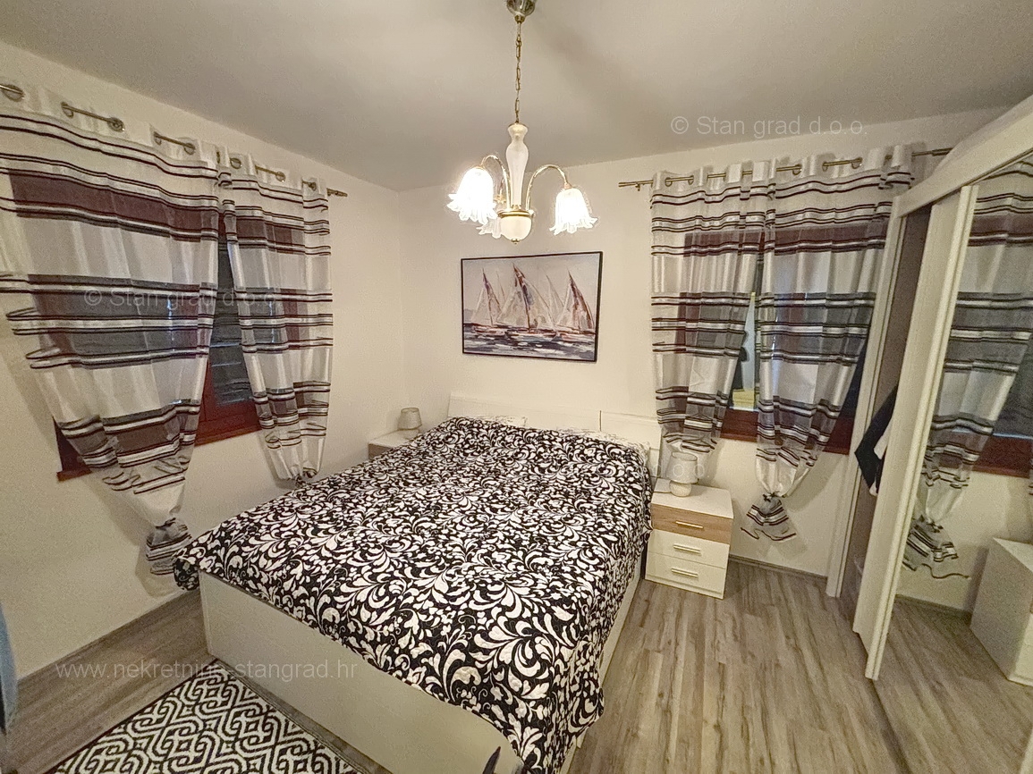 Malinska, opremljena hiša s 5 apartmaji v neposredni bližini morja!