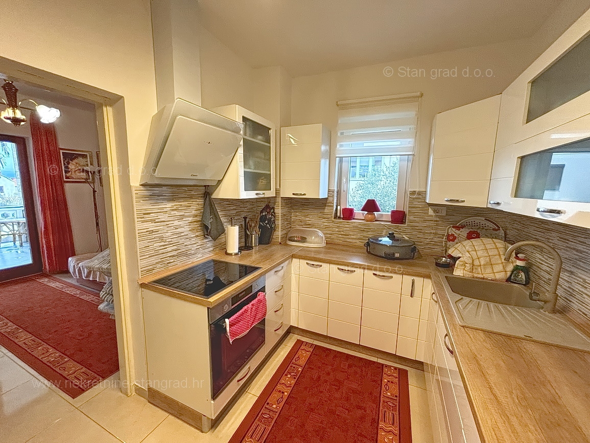 Malinska, opremljena hiša s 5 apartmaji v neposredni bližini morja!