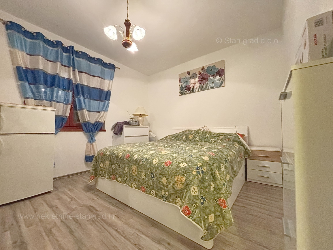 Malinska, opremljena hiša s 5 apartmaji v neposredni bližini morja!