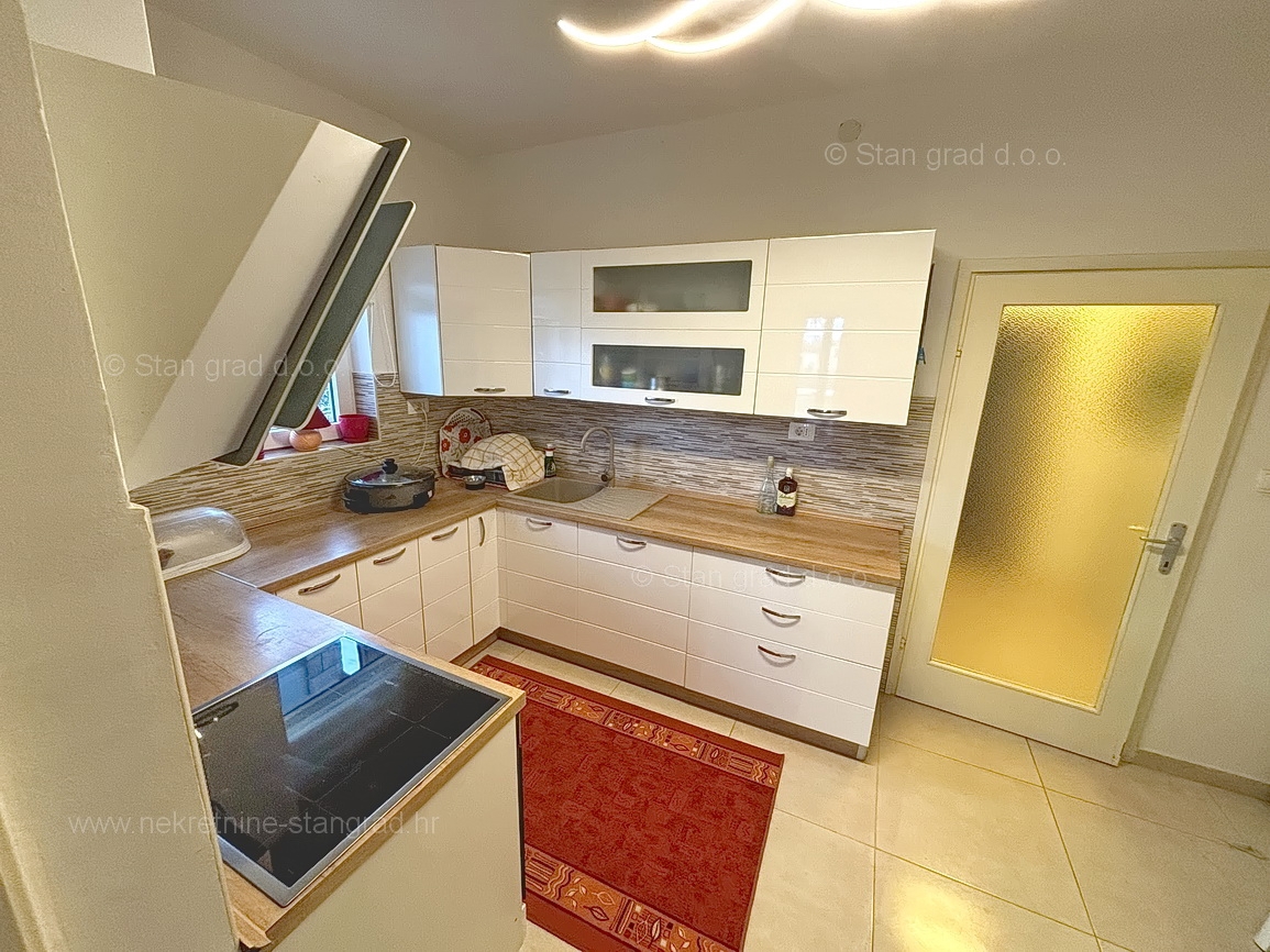 Malinska, opremljena hiša s 5 apartmaji v neposredni bližini morja!