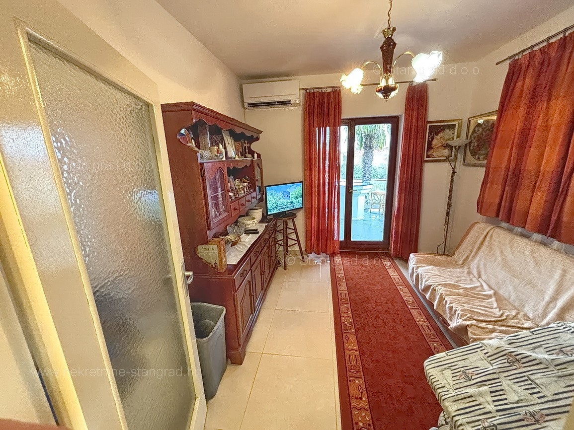 Malinska, opremljena hiša s 5 apartmaji v neposredni bližini morja!