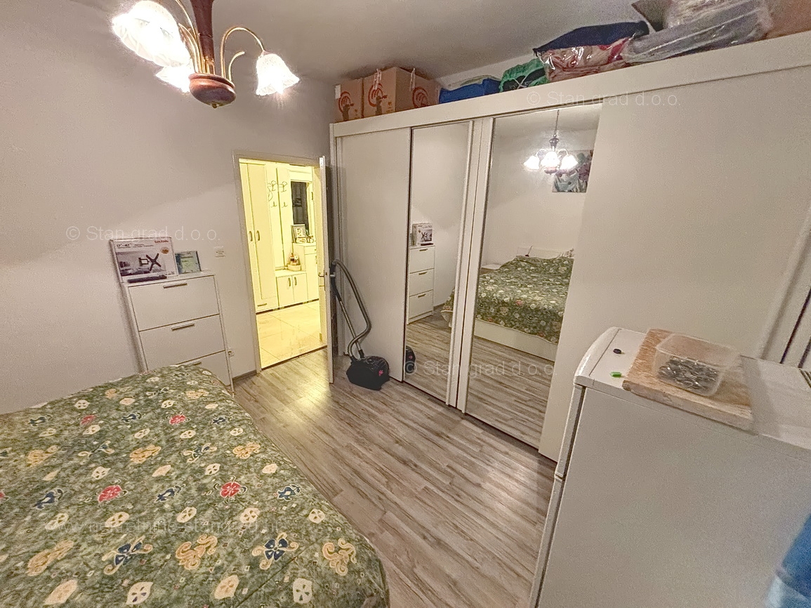 Malinska, opremljena hiša s 5 apartmaji v neposredni bližini morja!