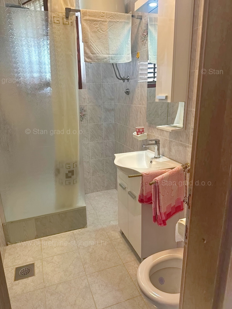 Malinska, opremljena hiša s 5 apartmaji v neposredni bližini morja!
