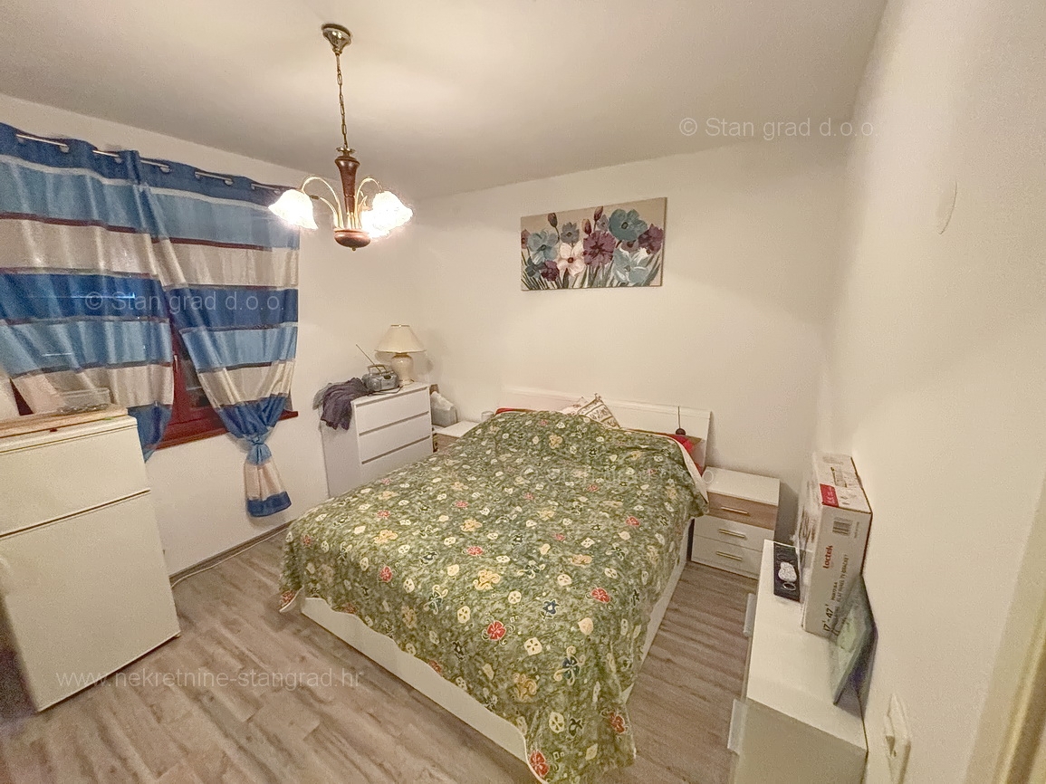 Malinska, opremljena hiša s 5 apartmaji v neposredni bližini morja!