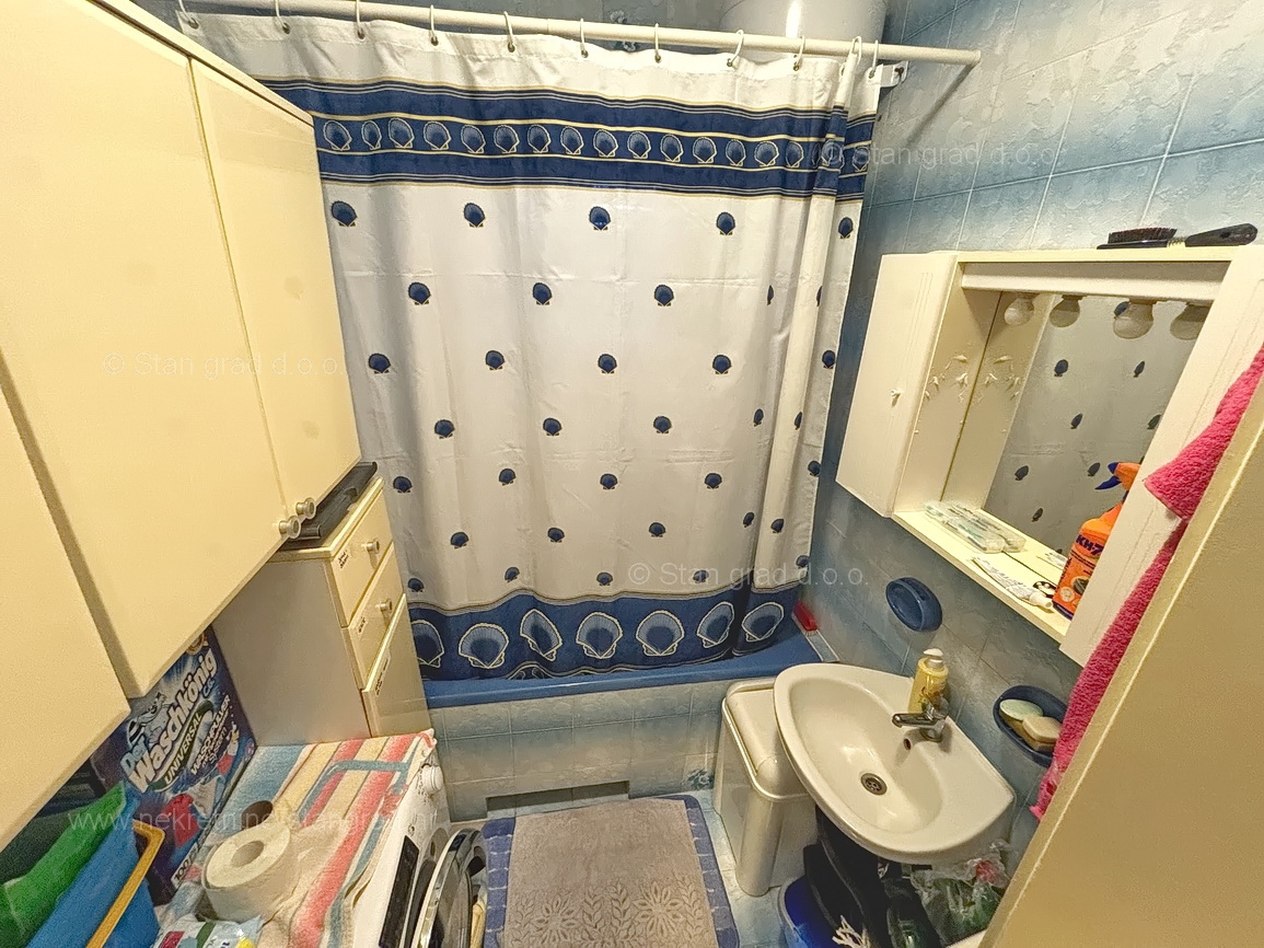 Malinska, opremljena hiša s 5 apartmaji v neposredni bližini morja!