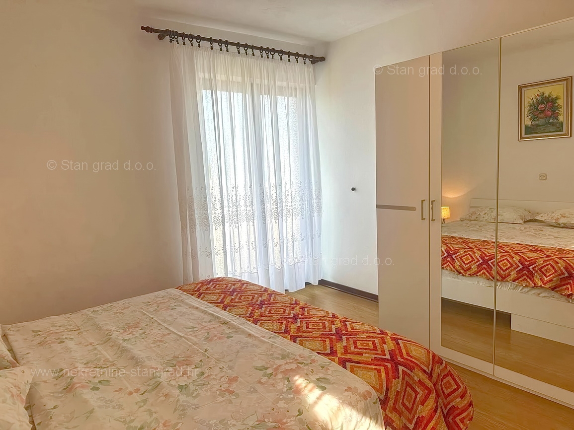 Malinska, opremljena hiša s 5 apartmaji v neposredni bližini morja!