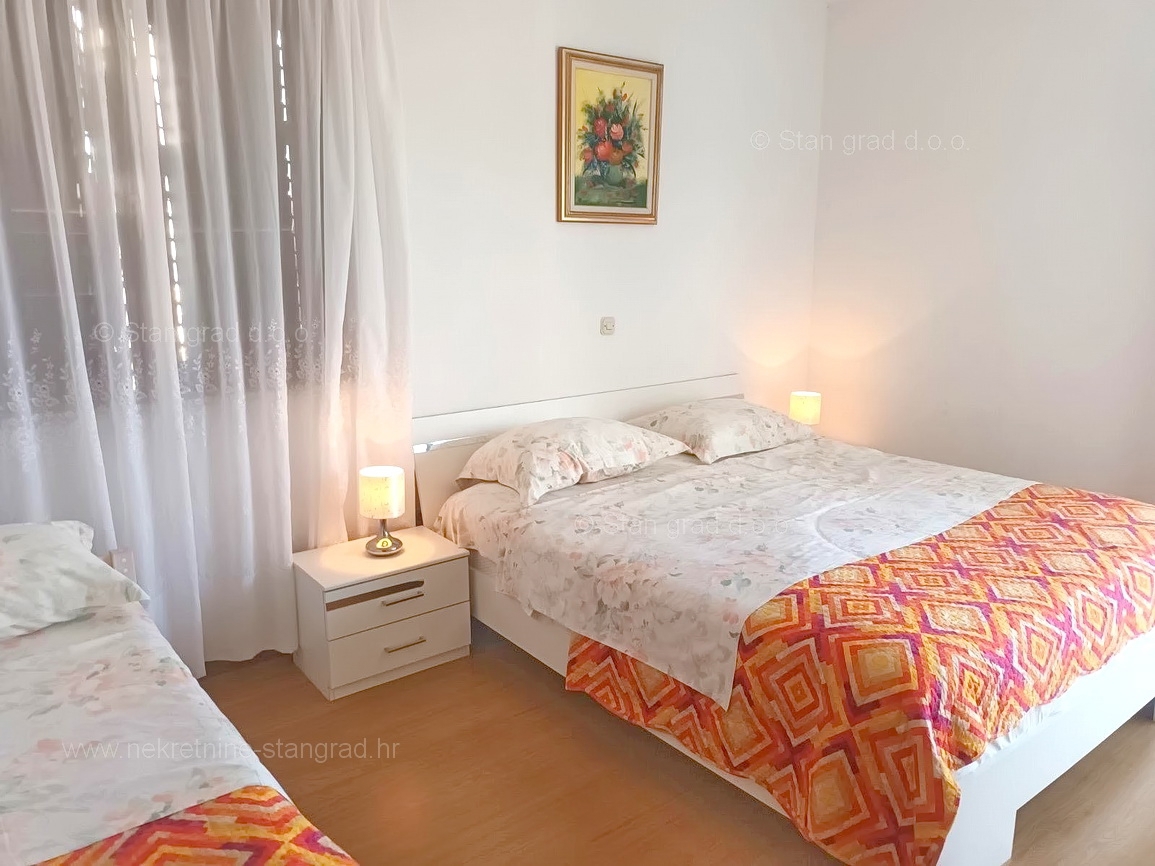 Malinska, opremljena hiša s 5 apartmaji v neposredni bližini morja!