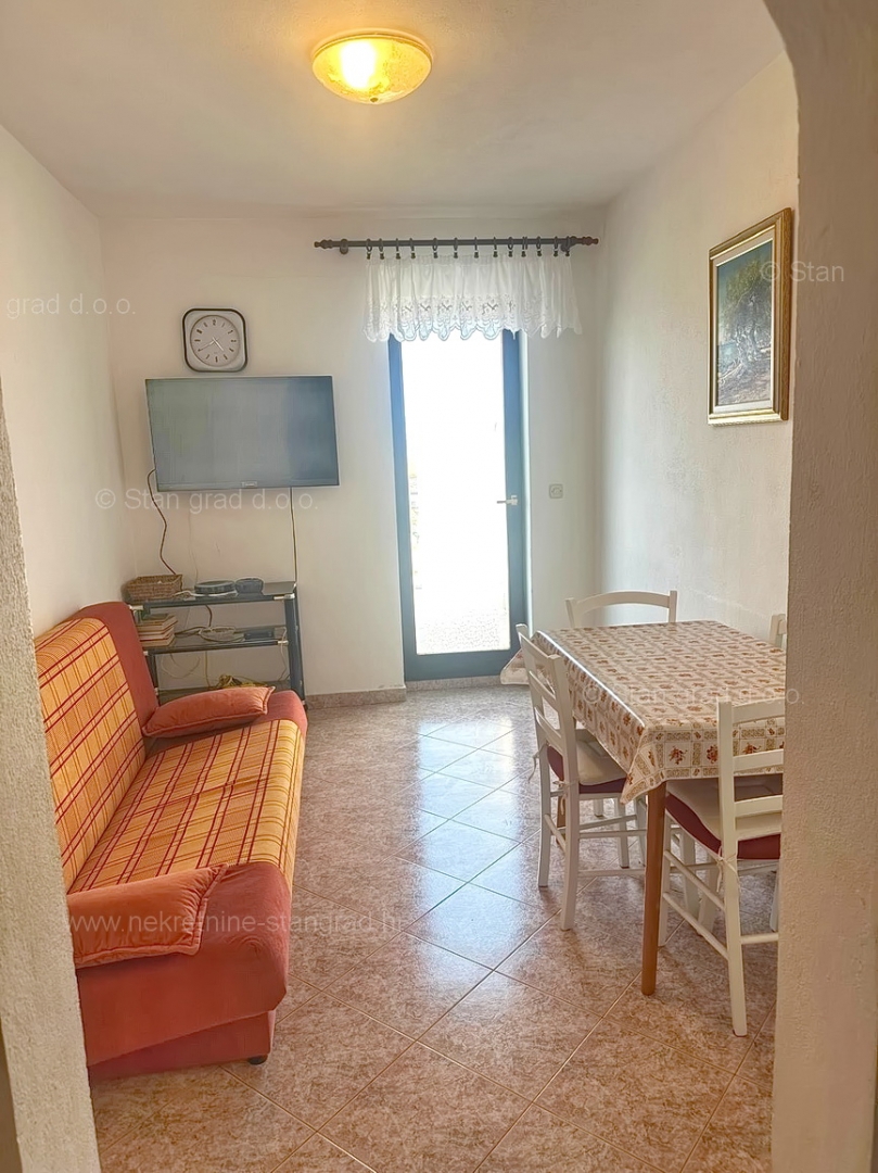 Malinska, opremljena hiša s 5 apartmaji v neposredni bližini morja!