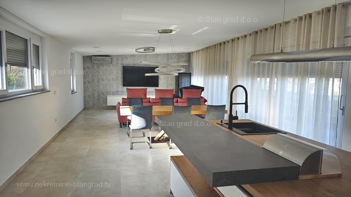 Malinska, luksuzen apartma z bazenom in pogledom na morje!