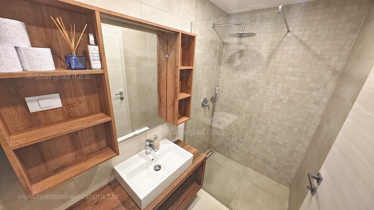 Malinska, luksuzen apartma z bazenom in pogledom na morje!