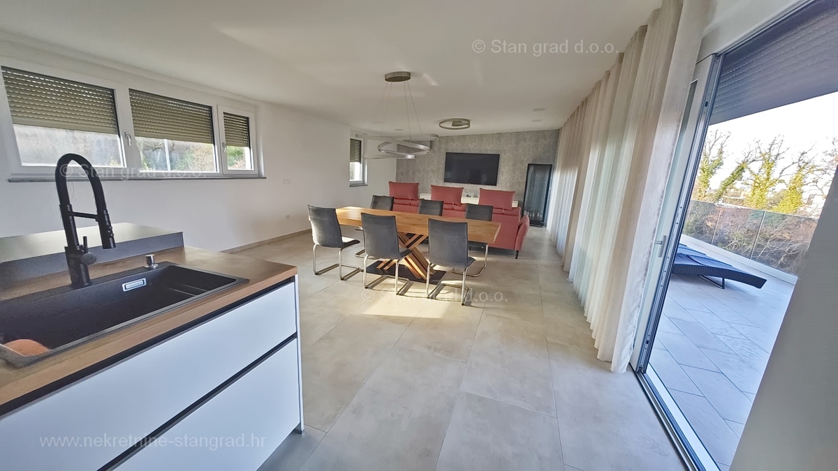 Malinska, luksuzen apartma z bazenom in pogledom na morje!