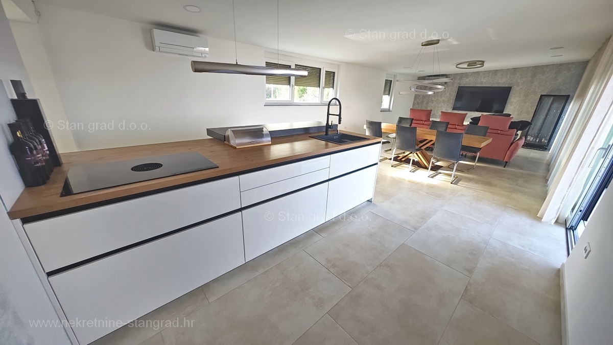 Malinska, luksuzen apartma z bazenom in pogledom na morje!