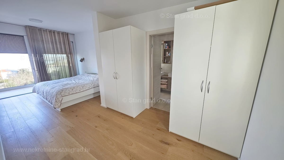 Malinska, luksuzen apartma z bazenom in pogledom na morje!