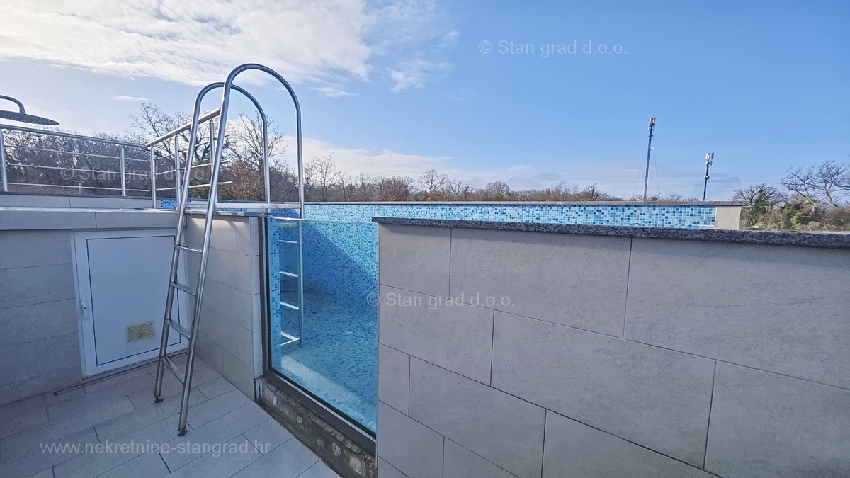 Malinska, luksuzen apartma z bazenom in pogledom na morje!