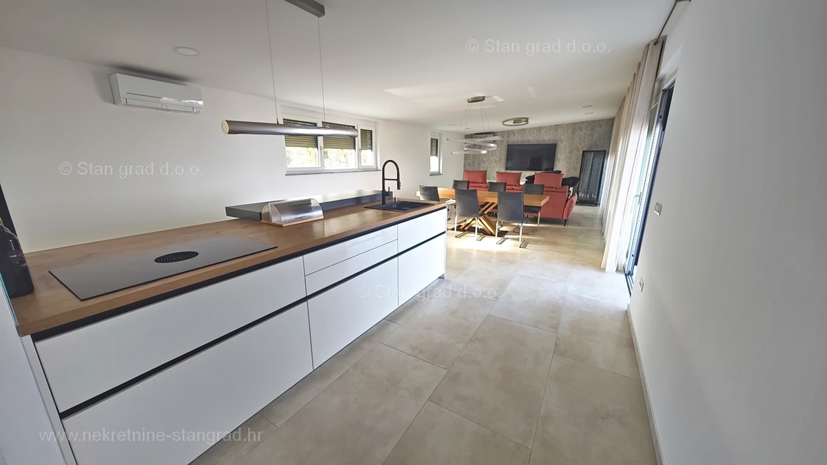 Malinska, luksuzen apartma z bazenom in pogledom na morje!