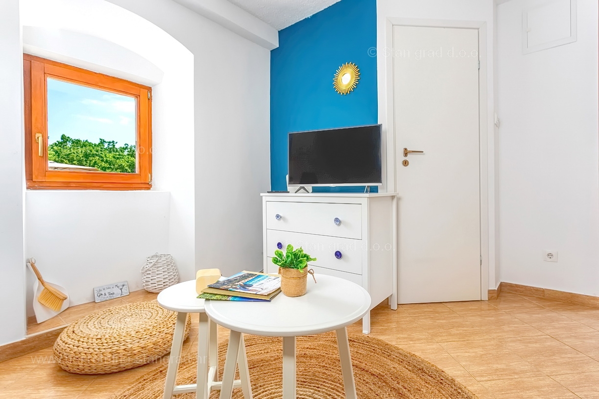 Vrbnik, hiša z dvema dvoetažnima apartmajema in bazenom!