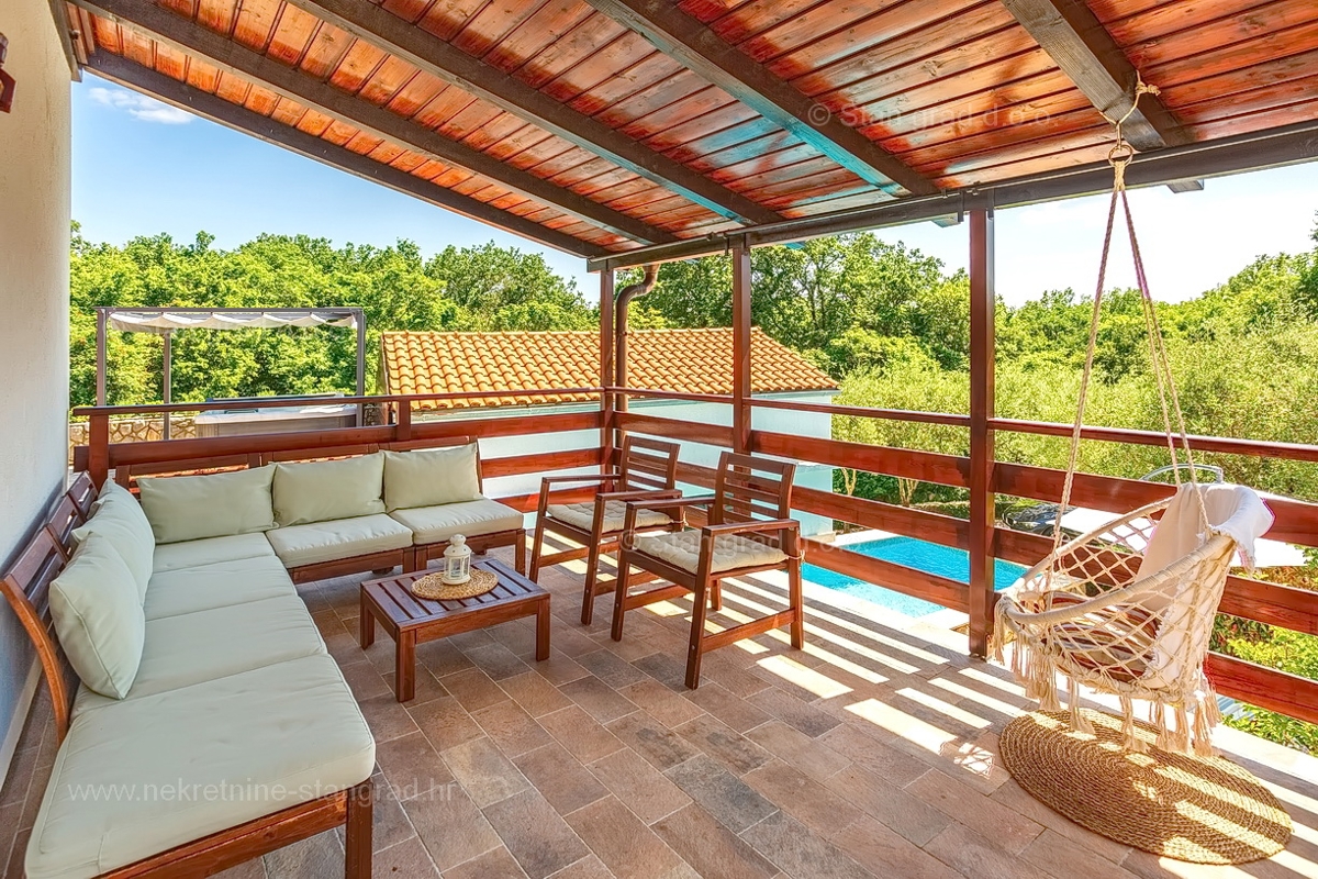 Vrbnik, hiša z dvema dvoetažnima apartmajema in bazenom!