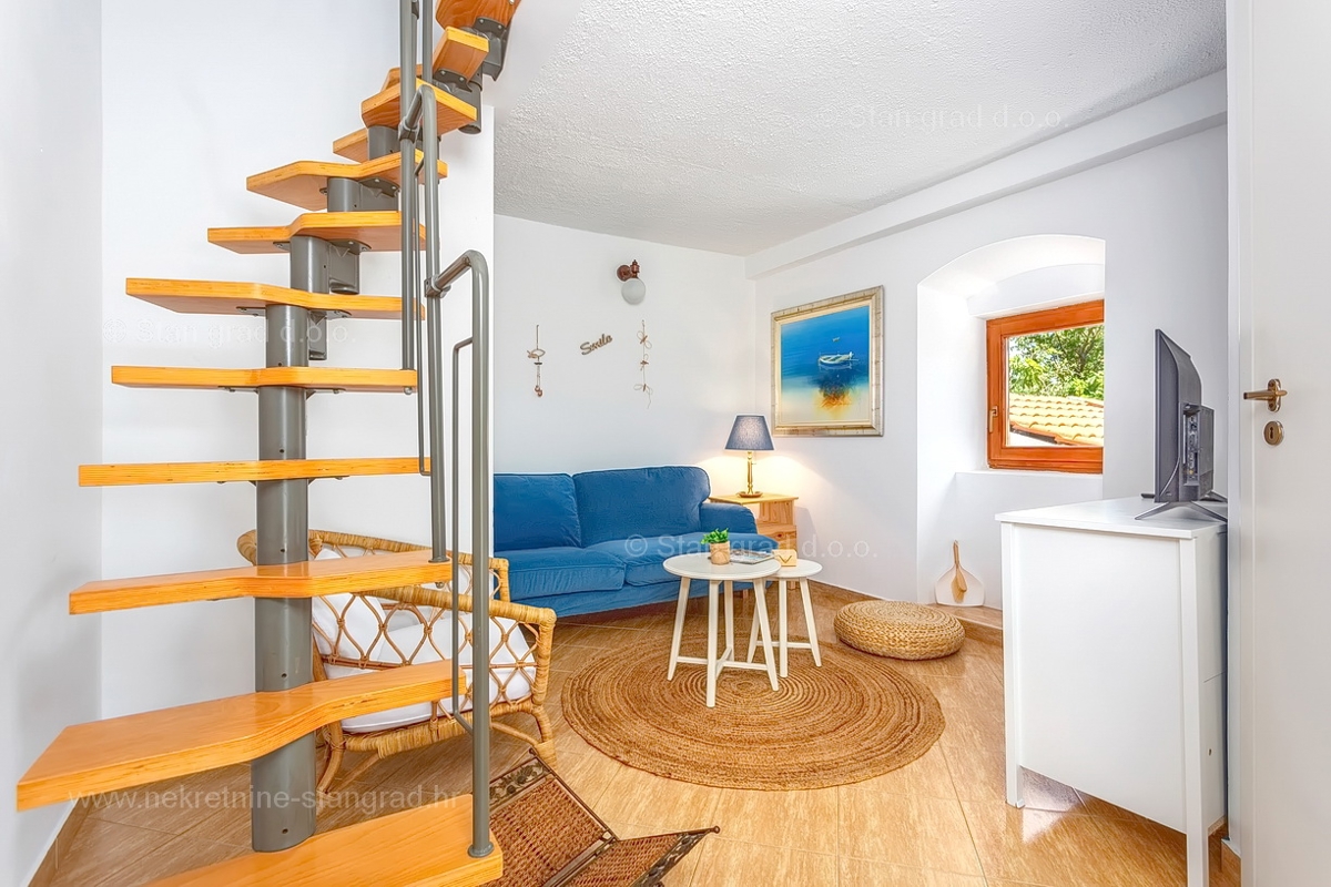 Vrbnik, hiša z dvema dvoetažnima apartmajema in bazenom!