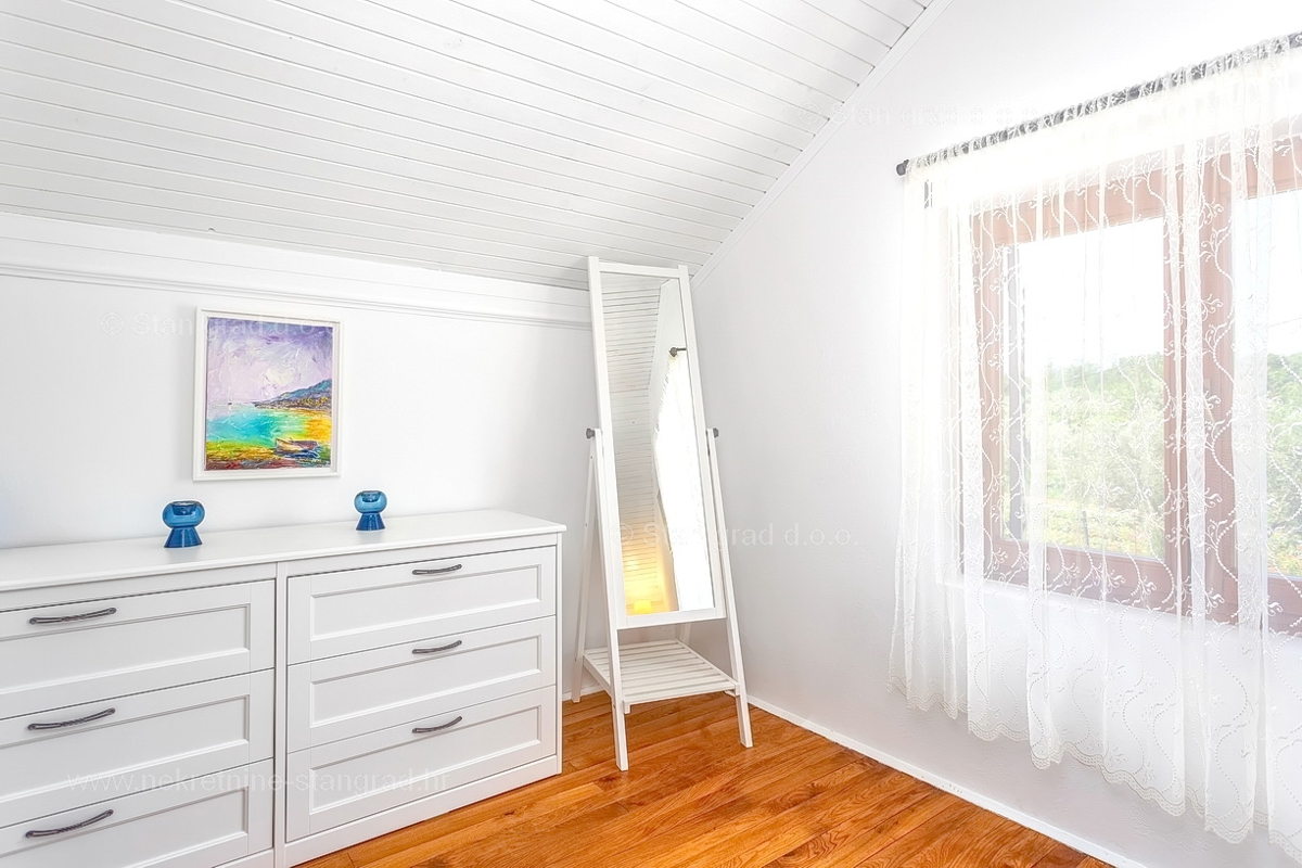 Vrbnik, hiša z dvema dvoetažnima apartmajema in bazenom!