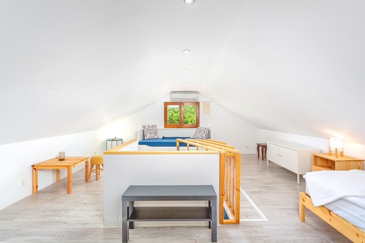 Vrbnik, hiša z dvema dvoetažnima apartmajema in bazenom!