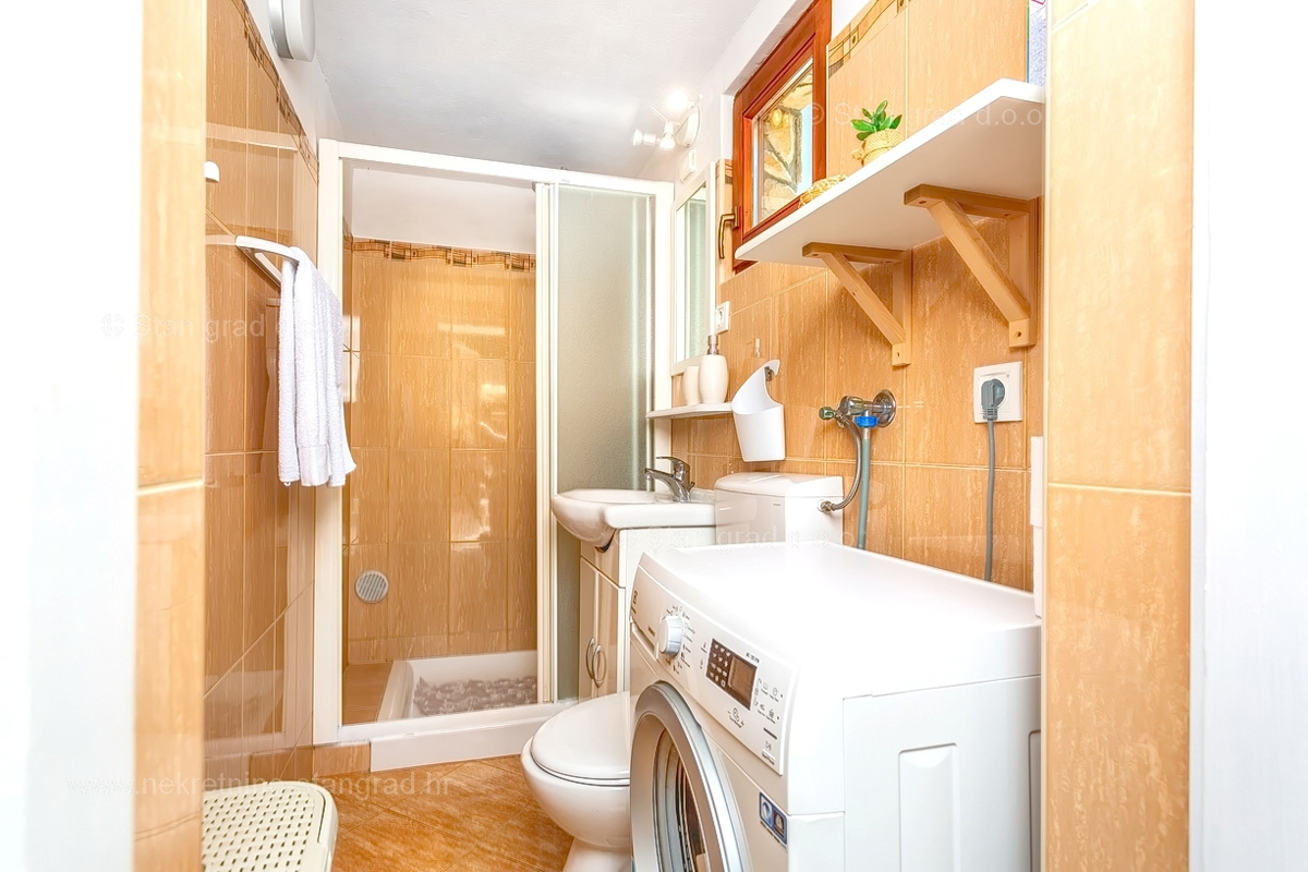 Vrbnik, hiša z dvema dvoetažnima apartmajema in bazenom!
