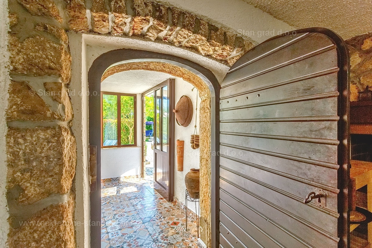 Vrbnik, hiša z dvema dvoetažnima apartmajema in bazenom!
