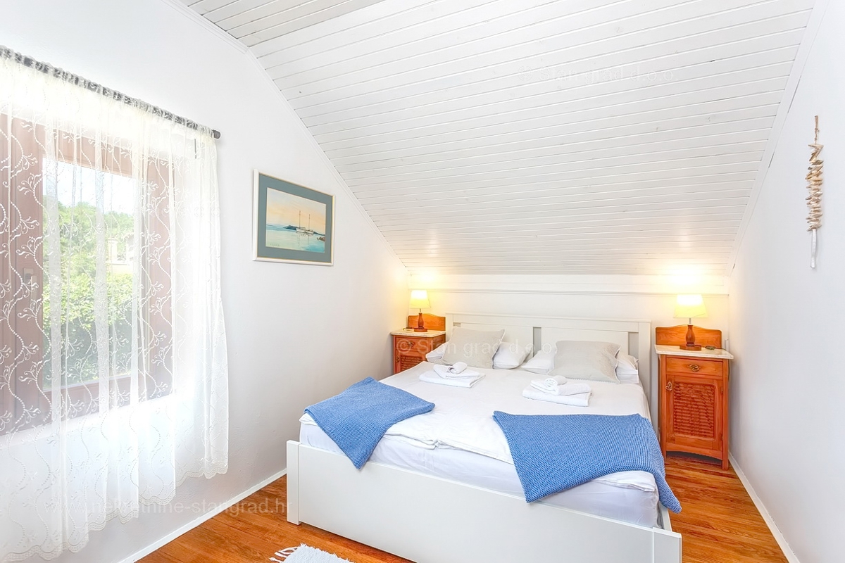 Vrbnik, hiša z dvema dvoetažnima apartmajema in bazenom!
