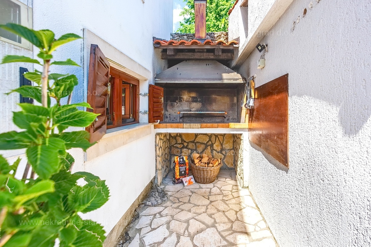 Vrbnik, hiša z dvema dvoetažnima apartmajema in bazenom!