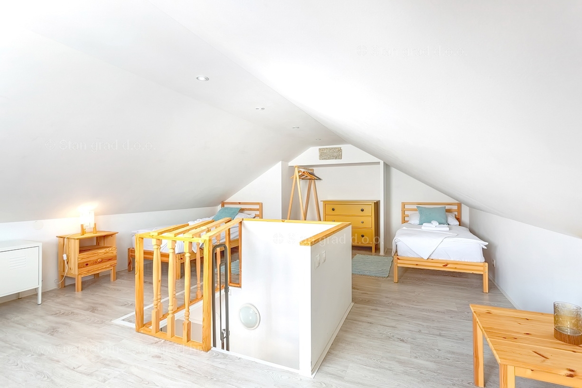 Vrbnik, hiša z dvema dvoetažnima apartmajema in bazenom!