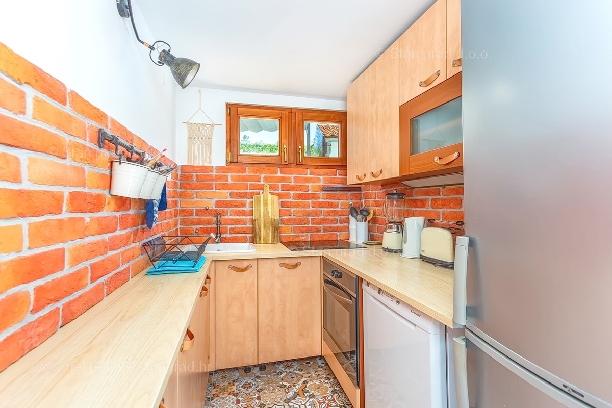 Vrbnik, hiša z dvema dvoetažnima apartmajema in bazenom!
