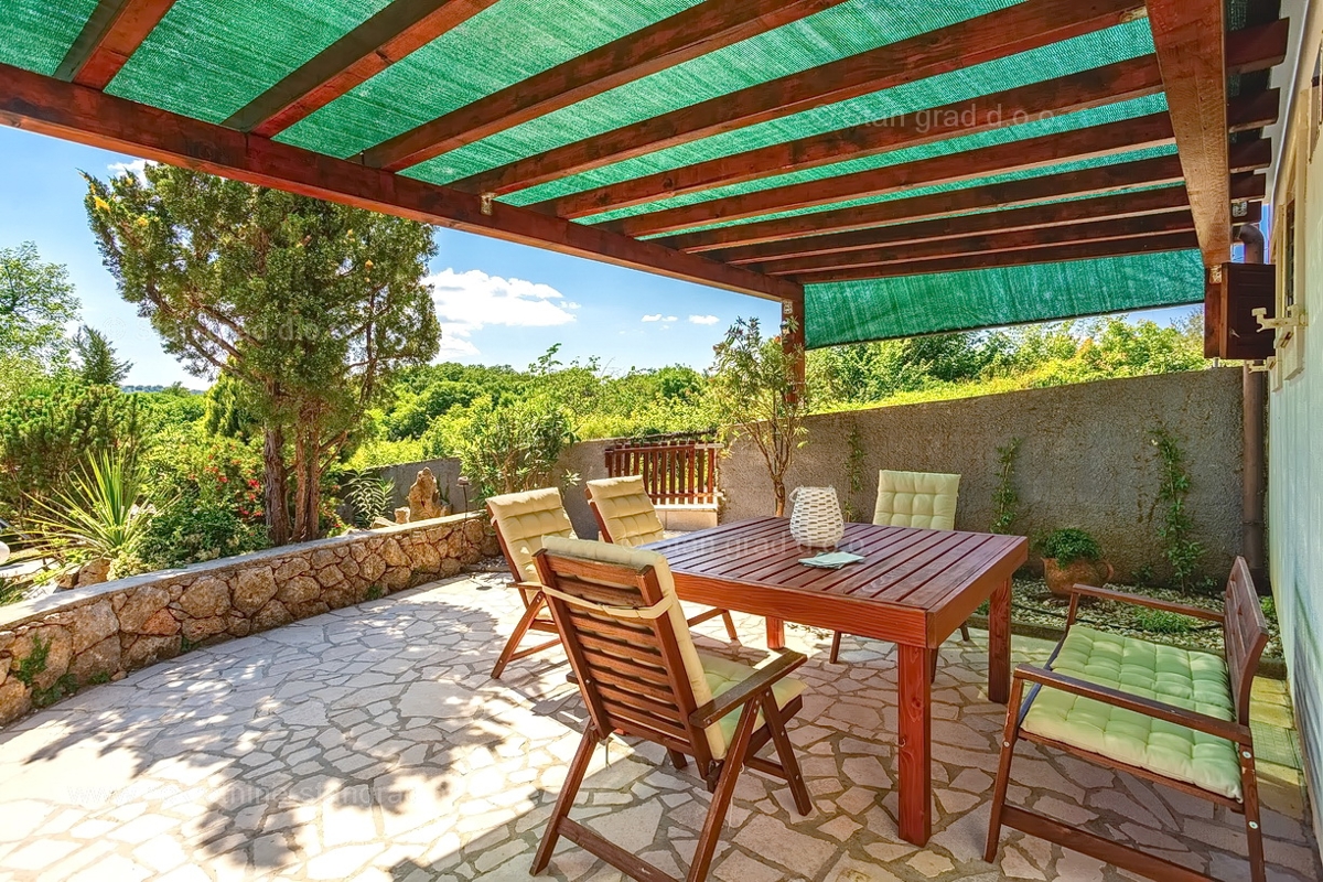 Vrbnik, hiša z dvema dvoetažnima apartmajema in bazenom!