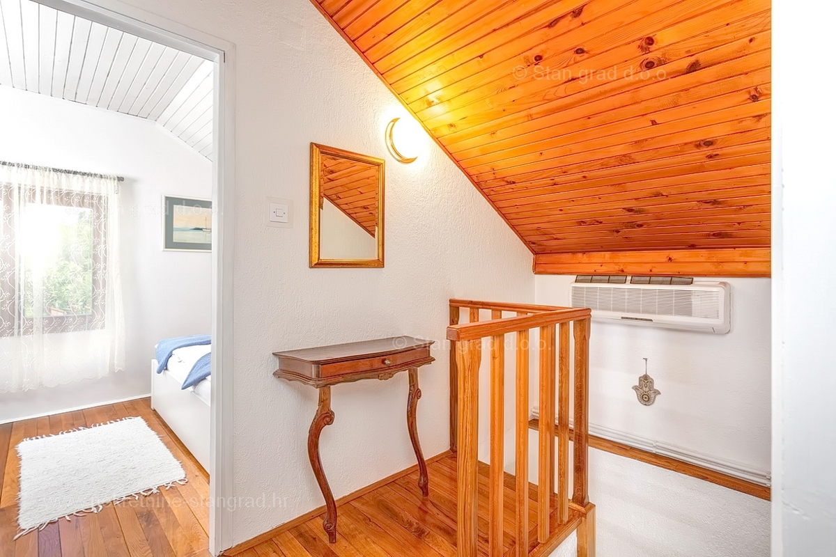 Vrbnik, hiša z dvema dvoetažnima apartmajema in bazenom!