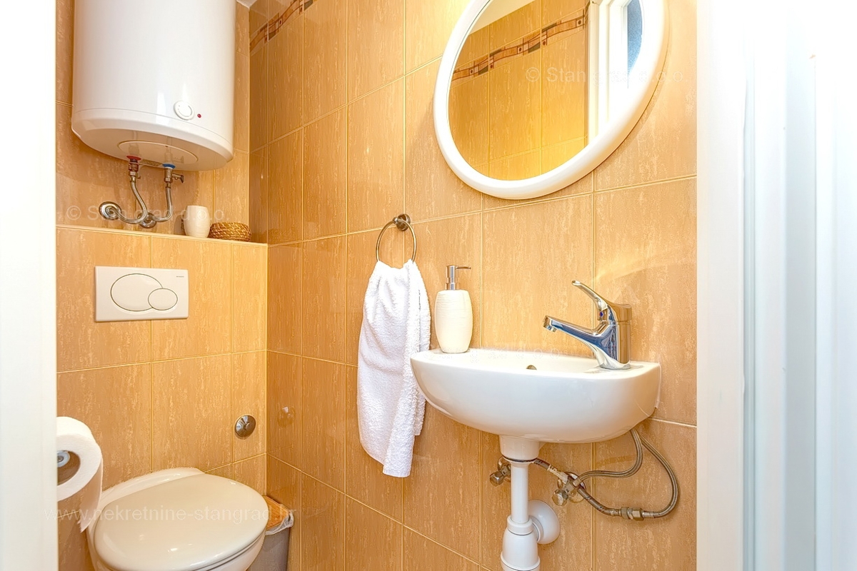 Vrbnik, hiša z dvema dvoetažnima apartmajema in bazenom!